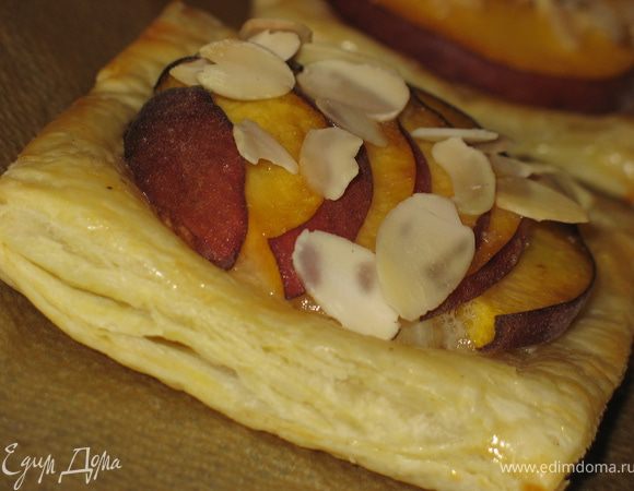 Вынуть подрумянившиеся заготовки из духовки, на них выложить тесто и персики. Сверху присыпать миндальными лепестками. И опять в духовку на 10 минут. *Так как я не сладкоежка, то на мой вкус очень сладко, а другим нравится, и указываю 12 порций, так как мне одного такого квадрата за глаза с тремя чашками несладкого чая:)*