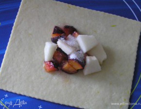 Раскатать тесто в тонкий пласт, нарезать на крадратики.  В центр каждого квадрата выложить начинку,