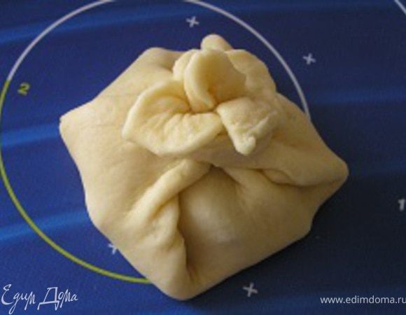 завернуть в виде мешочка. Выпекать в разогретой духовке до 230*С 10-15 минут.