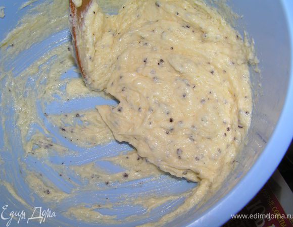 Размягченное масло растереть с сахаром, добавить яйцо, ванилин, сметану, соду и кофе.Перемешать...