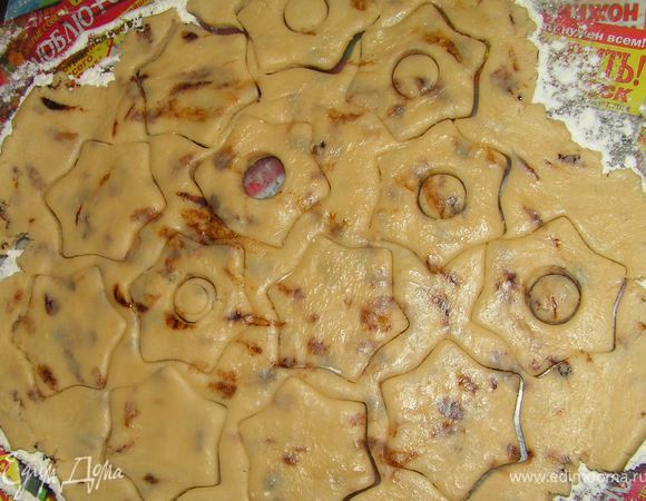 Тесто раскатать(толщина любая-чем толще-тем мягче они будут)и вырезать звездочки, у половины сделать отверстие в центре(для этого подойдет крышечка от помады)))