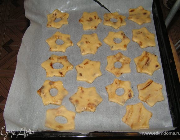 Противень застелить бумагой, немного самзать и выложить на небольшом расстоянии печенюшки...