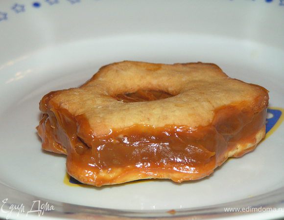 На цельную печеньку намазать слой(~0.8 см) сгущенки сверху положить печеньку с отверстием, слегка придавить и аккуратно намазать края...