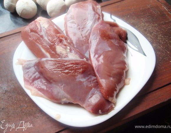 Утиное филе хорошенько помыть, обсушить и отрезать все лишнее.