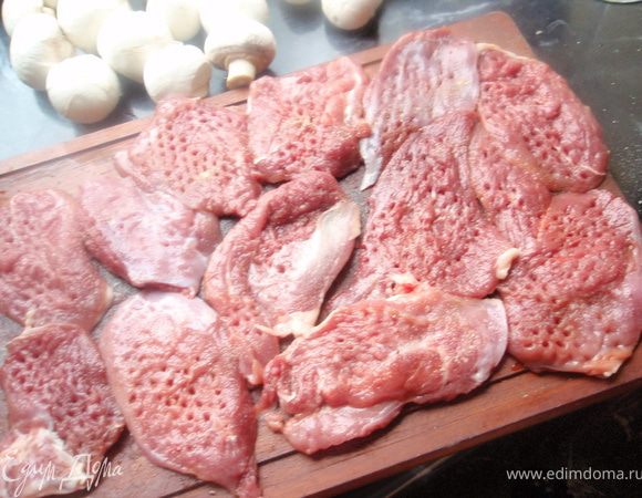 Нарезать на биточки, у меня получилось примерно 12 кусочков. Отбить. Приправить солью и белым перцем.