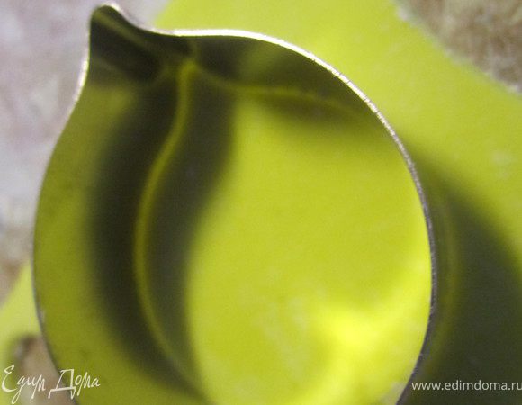 Вырезать лепесточки, по 2 на каждый цветочек.