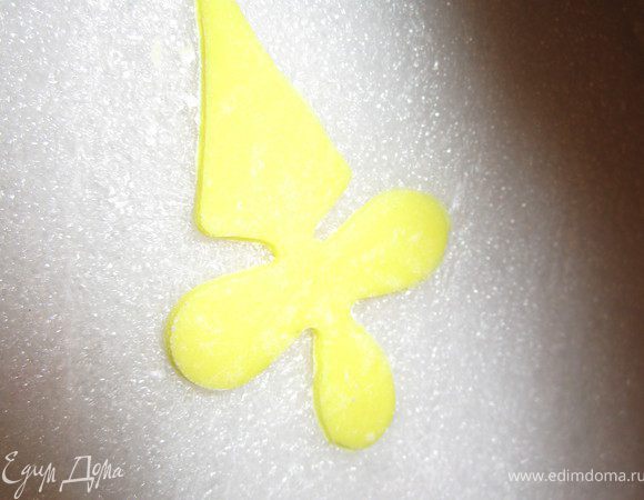 Теперь вырезаем самую сложную часть цветка, ее серединку.