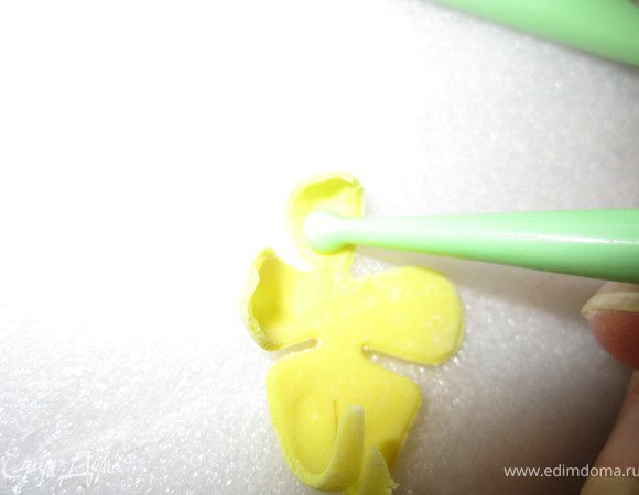 То же сделать с остальными листиками. 
Прокатать от кончиков к центру, что бы они завернулись в середину.