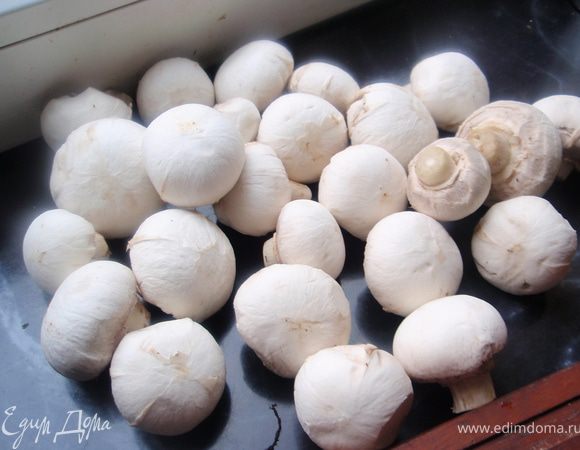 Пока мясо отмокает в молочной ванне, займемся грибным рагу. Я всегда чищу шампиньоны, так я точно уверена, что никакая грязь или земля не попадет в блюдо.