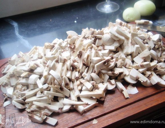 Нарезаем довольно мелко грибы.