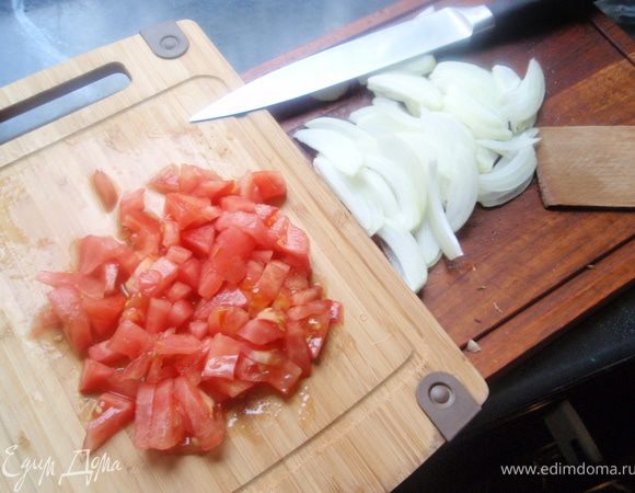 Нашинкуем лук полукольцами. Если у вас тонкий и острый нож, то срезать шкурку с помидора, как это сделала я. Или опустить в кипяток предварительно надрезав, а затем снять кожицу. И нарезать помидор на небольшие кубики.