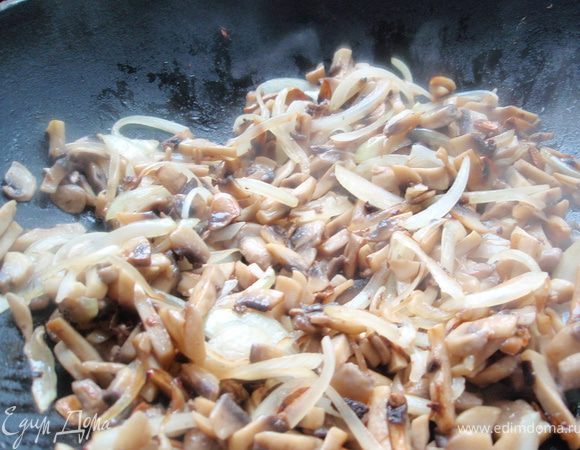Грибы отправить на сковороду без масла. У меня как всегда Wok. Когда выкипит вся влага из грибов, добавить масло, лук и обжарить до золотистого цвета.