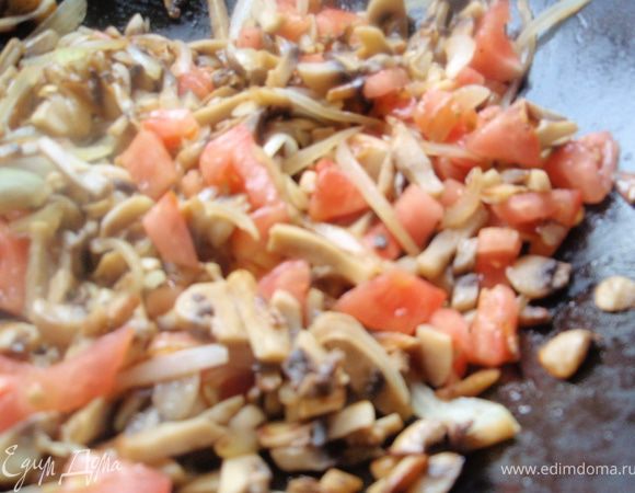 Теперь добавим нарезанную помидорку...