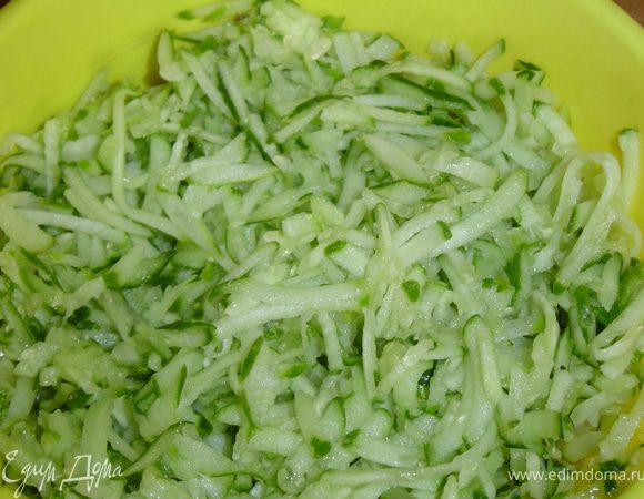 Огурцы трем на крупной терке,