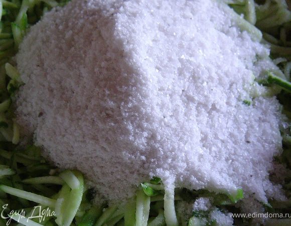 добавляем соль и перемешиваем(соотношение огурцов и соли такое: на 1,5л тертых огурцов кладем 90г соли)