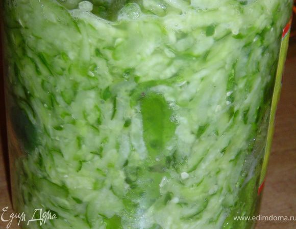 и заполняем все промежутки в банке между огурцами.