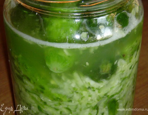 Сверху выкладываем следующий слой огурцов и заполняем все свободное место тертыми огурцами.