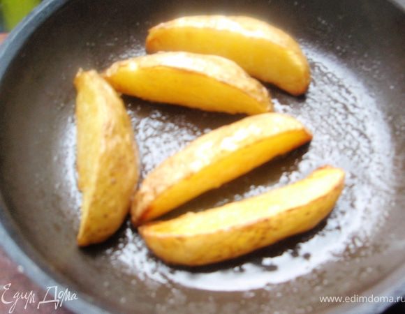 Картофель отварить в мундире или запечь. У меня было не очень много времени так что я запекла в микроволновке 3 минуты на одной стороне, затем переворачиваем и ещё 3 минуты. Очень помогает, когда надо быстро. Затем нарезаем на дольки, присолим и обжариваем до золотистого цвета. Получается очень вкусно, почти фри)