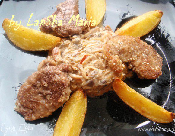 В центр тарелки выкладываем рагу, а вокруг раскладываем утку и картофель! И наконец пришло время наслаждаться прекрасным и сытным ужином! Приятного аппетита!