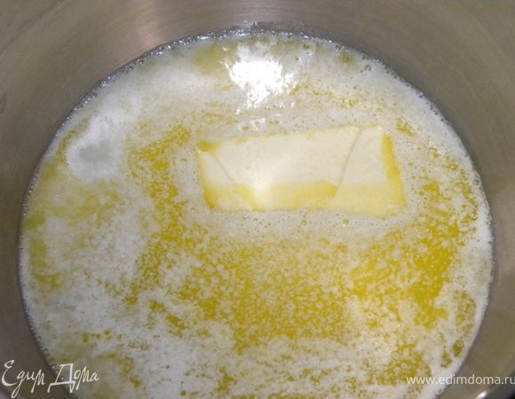 Вскипятить в кастрюле воду со сливочным маслом, сахаром и солью.