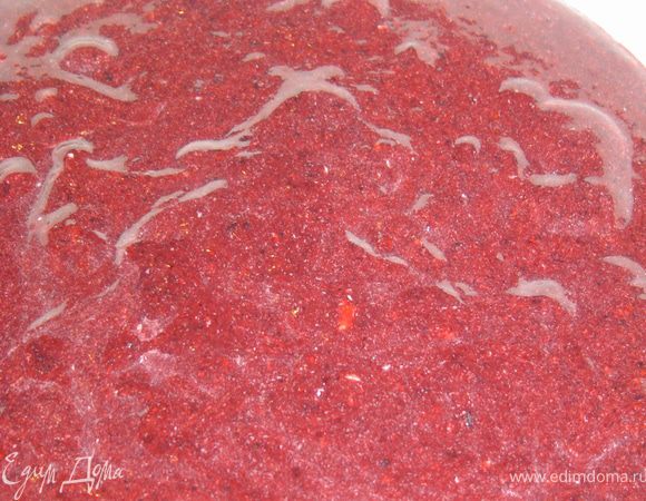 Чернику измельчаем до состояния пюре с помощью блендера,