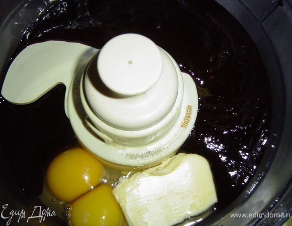 добавляем масло, яйца, сахар и еще раз взбиваем до однородного состояния.