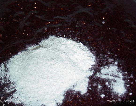 Получившуюся массу выкладываем в миску, добавляем просеянную муку и разрыхлитель и хорошенько вымешиваем ложкой. 