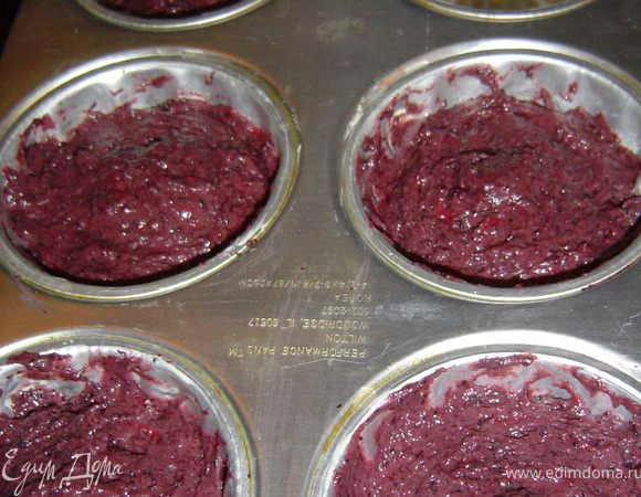 Тесто выкладываем в формочки, предварительно смазанные маслом, заполняя их наполовину.