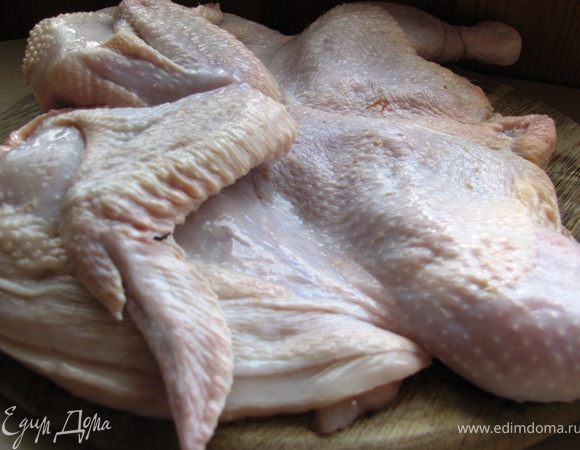 Подготавливаем цыпленка. Моем, разрезаем грудку, разворачиваем. С внутренней стороны по позвоночнику делаем надсечку. Слегка отбиваем и придаем плоскую форму.



