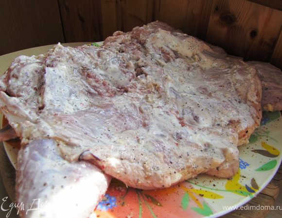 Внутреннюю сторону смазываем сметаной.