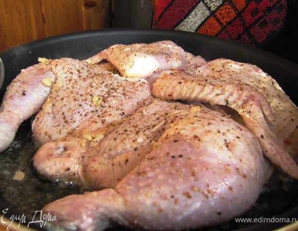 Выкладываем веутренней стороной на разогретую сковороду, накрываем тарелкой и ставим груз.