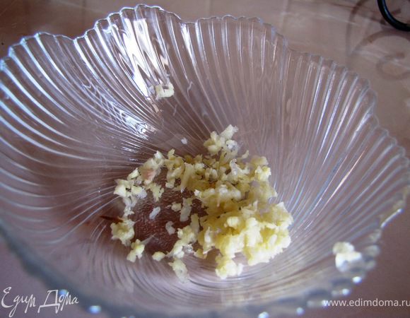 Пока цыпленок готовится, времени зря не теряем и готовим соус (почти сацибели). Чеснок продавливаем через чесночницу.