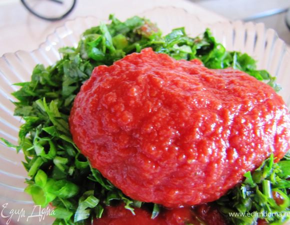 Добавляем томатную пасту, сахар.