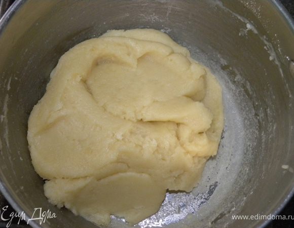 Всыпать сразу всю муку (просеянную) и вымешивать до тех пор, пока масса не образуется единым комом, а дно не покроется беловатой пленкой. Массу охладить.
