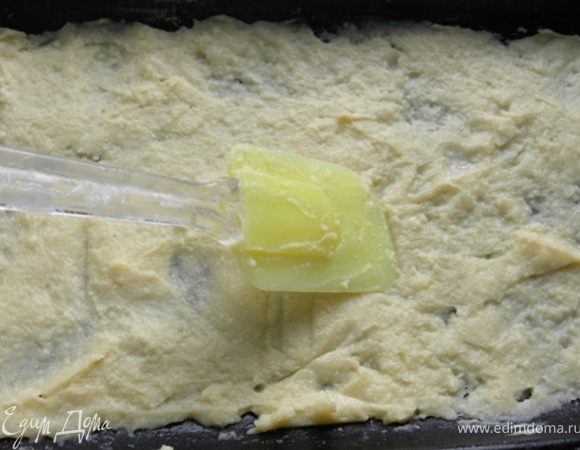 Добавить по одному яйца. Масса должна стать совсем мягкой и легко размазываться. Тесто разделить на 2 половины. Противень смазать сливочным маслом и присыпать мукой. Тесто распределить по противню тонким слоем. Коржи выпекать по очереди в разогретой духовке до 250С 15-20 минут. Тесто должно немного подрумяниться и стать хрустящим.
