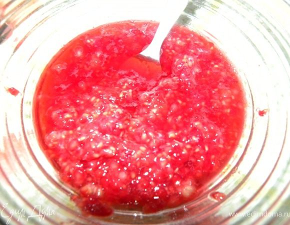 Малину посыпать сахарной пудрой (оставить несколько ягод для украшения), размять вилкой и дать ягодам пустить сок.