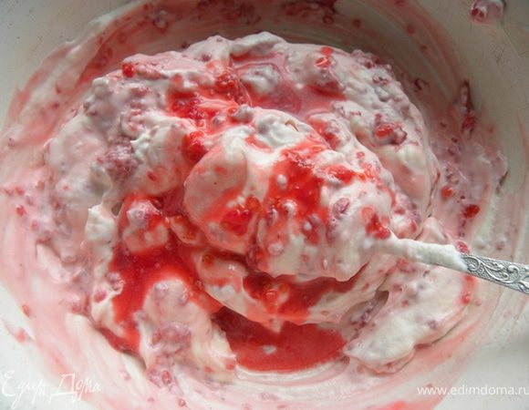 Взбить сливки с сахаром. 2/3 взбитых сливок смешать с размятой малиной.