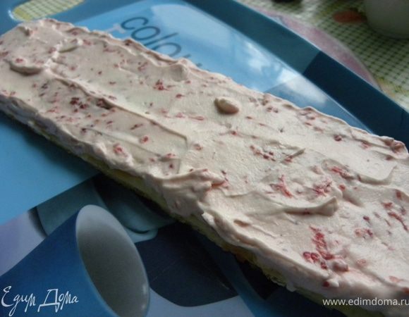 Собираем пирожные. Одну из полос коржей промазать взбитыми сливками с малиной сверху укладываем второю полосу и промазываем тем же кремом.