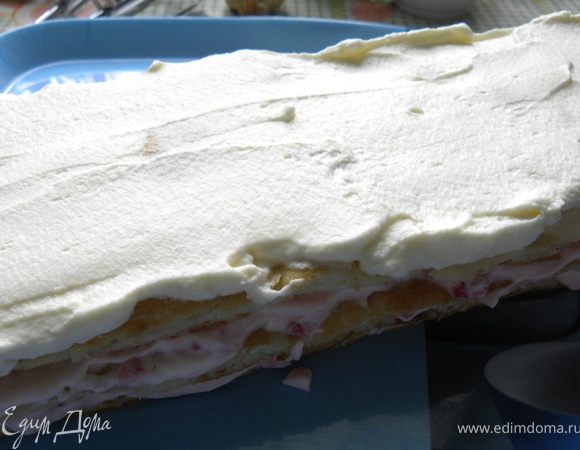 Укладываем третью полоску и промазываем частью взбитых сливок.