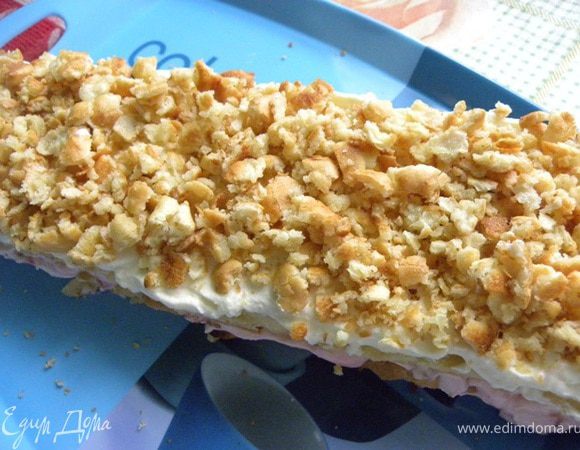 Сверху посыпаем крошкой заварного теста.