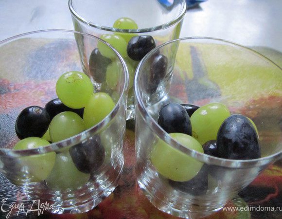 Виноград вымыть и разложить ягоды по бокалам