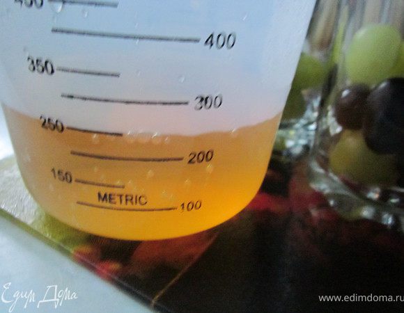 Из сока приготовить желе, залить желе в бокалы с виноградом