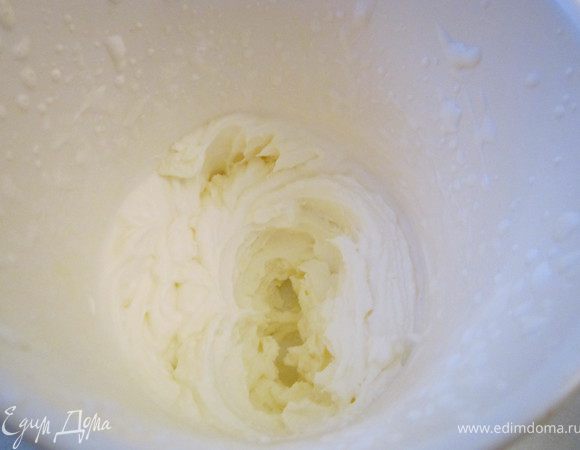 Сливки взбить миксером. В конце положить 2 ч.л. сахарной пудры.