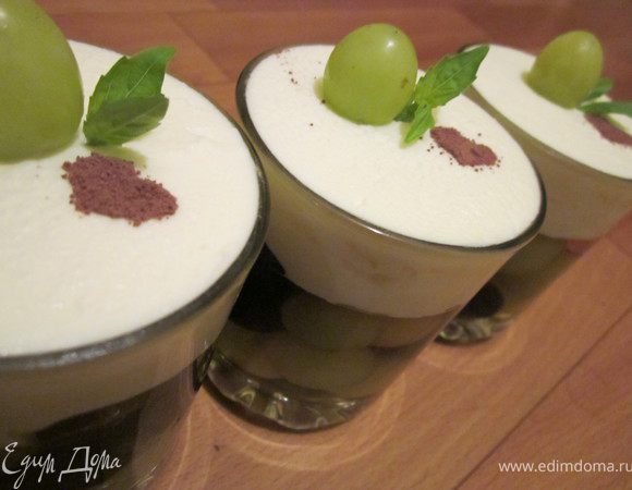 Взбитые сливки выложить поверх желе. Украсить по вашему желанию. 