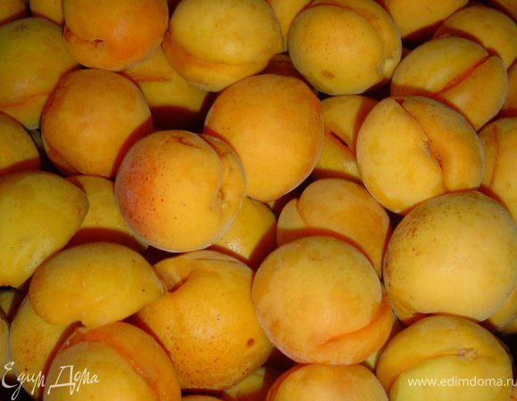 Абрикосы моем, обсушиваем и удаляем косточки.