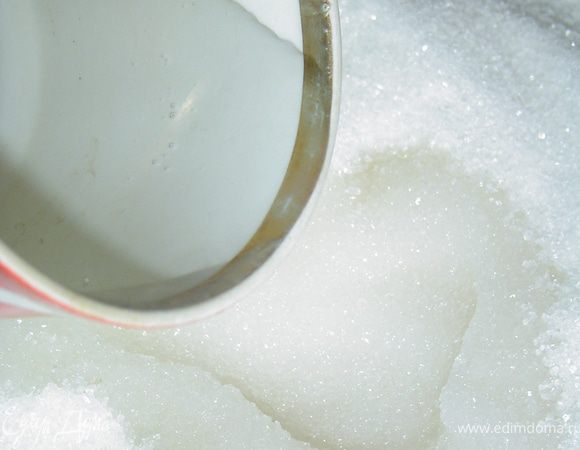 К сахару добавляем воду, перемешиваем и доводим до кипения на слабом огне.