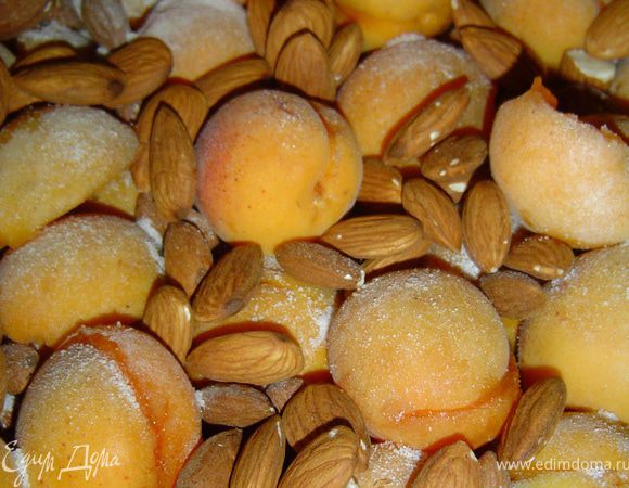 Абрикосы выкладываем в миску,в которой будем варить варенье, сверху кладем миндаль, ванильный сахар,