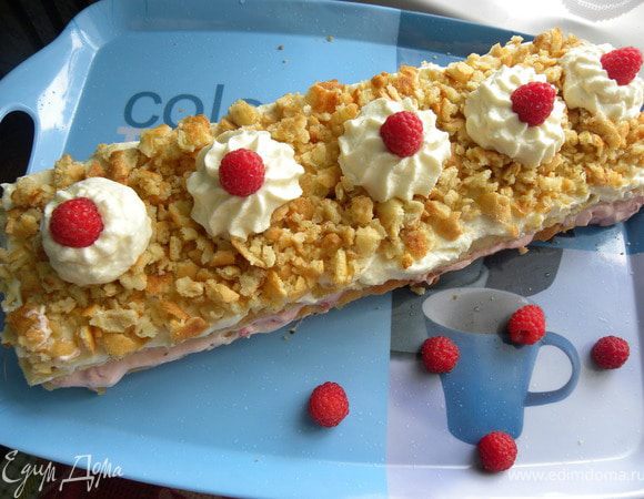 Наполнить кондитерский шприц оставшимися сливками с насадкой-звездочкой. Посадить сверху на пирожные несколько розочек и украсить ягодами малины. Угощайтесь на здоровье!!!