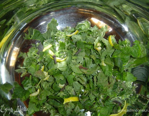 Берем всю мяту, кладем в кастрюлю и заливаем крутым кипятком, даем настояться. Затем процеживаем настой и добавляем по вкусу мед, гвоздику и корицу. Хорошо перемешиваем и отправляем в холодильник для охлаждения.

Напиток готов!