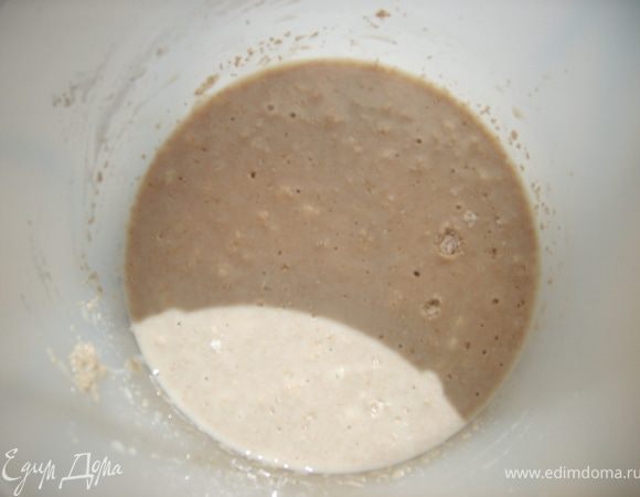 Поставить опару, для этого смешать сахар, дрожжи, муку, и залить теплым молоком, накрыть и поставить в теплое место на 30 минут